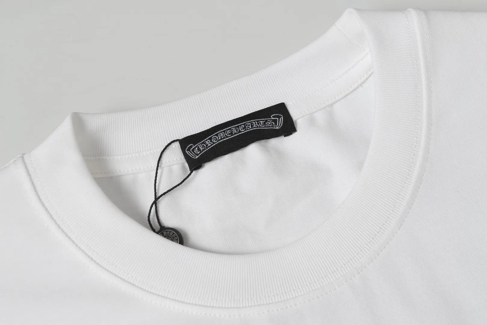 P160 Chrome Hearts* are made of 300g double yarn fabric, 1*1 Solona rib, imported digital white ink direct injection + foaming, a perfect blend of fashion and science, a feast of precision and color, high-definition color details, green and environmentally friendly concepts, loose fit, same style for men and women. Color: Black White Size: XS S M L